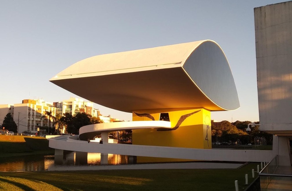 Arquitetura icônica de Curitiba em preto e branco